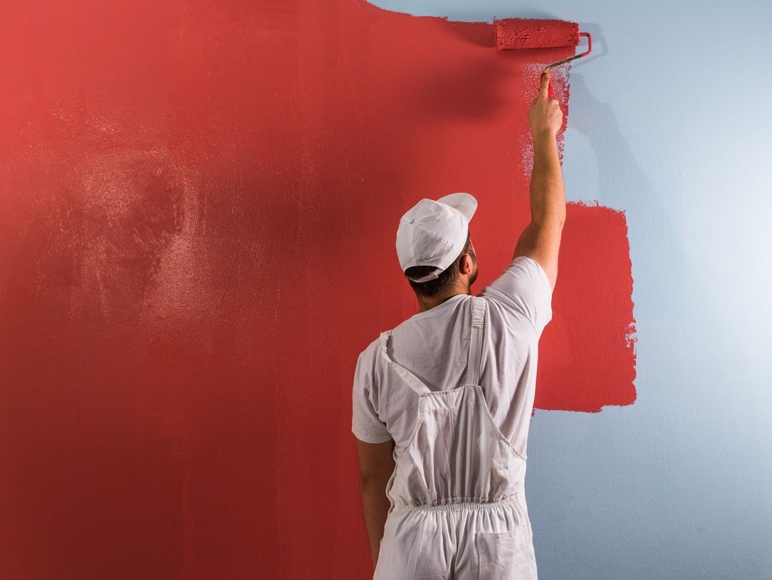 de espaldas pintos profesional imprime rojo en pared